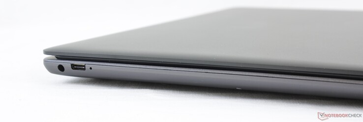 Côté gauche : entrée secteur, USB C avec DisplayPort.