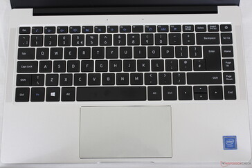 Le clavier ne comporte pas de rétro-éclairage. Les lettres et symboles des touches peuvent également s'effacer avec le temps