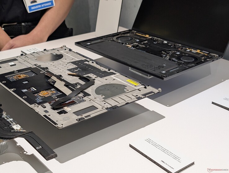 Veillez à ne pas endommager le câble plat du clavier lorsque vous soulevez le couvercle C du couvercle D