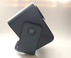 Le TCL C1 vertical peut basculer, mais son poids permet de l'éviter. (Source de l'image : Notebookcheck)