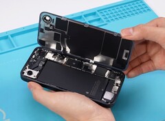 L&#039;iPhone 16e ( Apple ) permet de remplacer relativement facilement la batterie et le dos de l&#039;appareil. (Source de l&#039;image : REWA Technology)