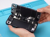 L'iPhone 16e ( Apple ) permet de remplacer relativement facilement la batterie et le dos de l'appareil. (Source de l'image : REWA Technology)