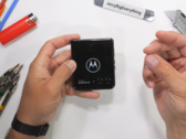 Le test de durabilité du Razr Plus commence. (Source : JerryRigEverything via YouTube)