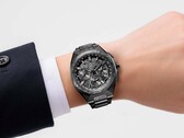 La Citizen Attesa CC4107-80H portée au poignet, mettant en valeur son boîtier en titane entièrement noir et son bracelet intégré.
