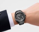 La Citizen Attesa CC4107-80H portée au poignet, mettant en valeur son boîtier en titane entièrement noir et son bracelet intégré.