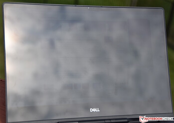 Dell Inspiron 7390 2-en-1 Black Edition - En plein soleil.