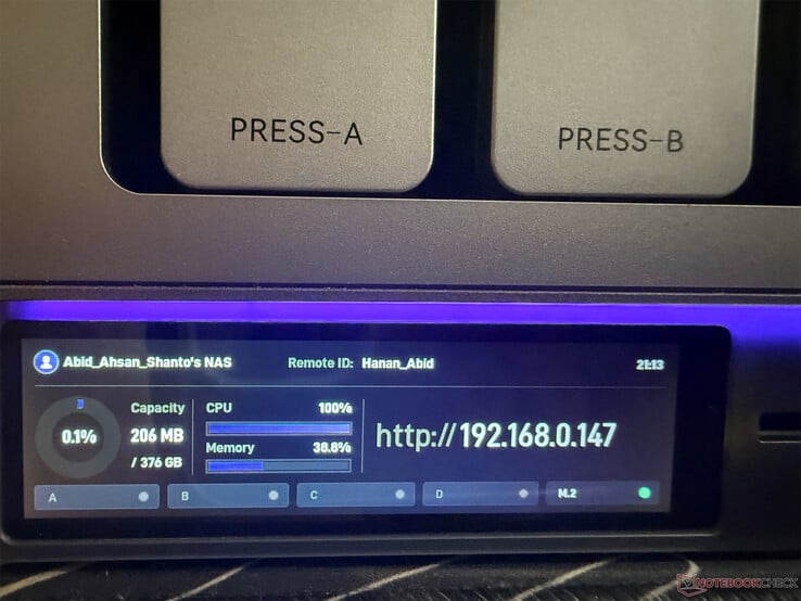 L'écran intégré affiche l'adresse IP de l'accès local après avoir établi une connexion Ethernet filaire