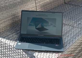 Asus ExpertBook B1 à l'extérieur