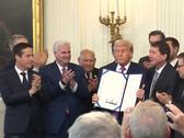 Le président Trump signe la loi GENIUS, qui permet de renforcer les contrôles sur les stablecoins et les émetteurs. (Source de l'image : Maison Blanche)
