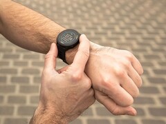 La montre intelligente Forerunner 55 de Garmin (photo) reçoit une nouvelle mise à jour stable. (Source de l&#039;image : Garmin)