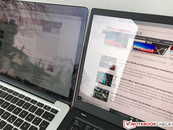 MacBook Pro 13 (à gauche) face au X1 Carbon HDR (à droite).