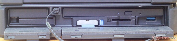 Côté droit : carte à puce, stylet, lecteur Blu-Ray, disque NVMe amovible, lecteur de carte SD, USB A 3.0.