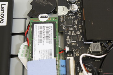 Lenovo Legion Y740-17ICH - Le scotch Lenovo "anti-fraude" sur le SSD M.2. Enlever le disque préinstallé pourrait annuler la garantie.