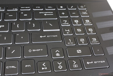 Notez que les touches fléchées et le pavé numérique sont plus petits que les touches principales du clavier QWERTY