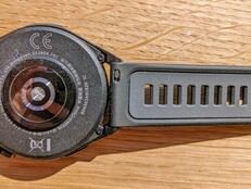 Le bracelet de 22 millimètres peut être changé sans outils.