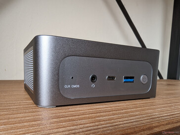 Avant : CMS transparent, casque d'écoute 3,5 mm, USB-C (données uniquement), USB-A 3.2, bouton d'alimentation