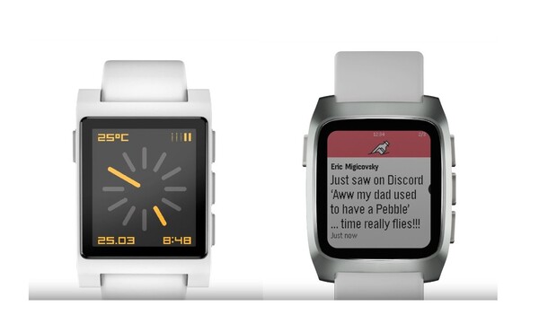 La Pebble Time 2* montrant l'ancien design (à gauche) et le nouveau design. (Source de l'image : Eric Migicovsky/Core Devices)