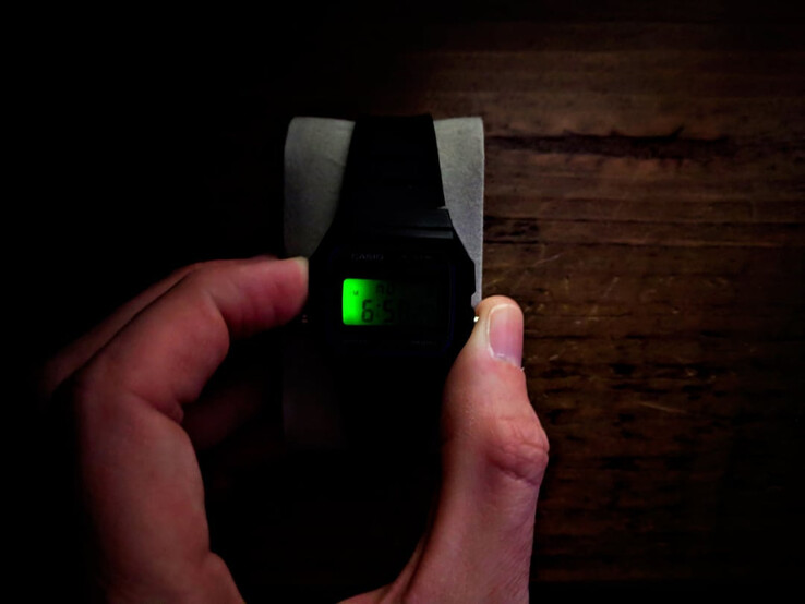 Le rétroéclairage de la Casio F-91W éclaire à peine le chiffre des heures.