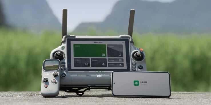 Le DJI RC Mini AG à côté de la télécommande RC Plus 2 AG. (Source de l'image : DJI)