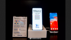 De nouvelles démos UDC de Visionox (au centre) et de ZTE (à droite) font leur apparition. (Source : Weibo)