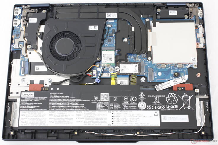 L'entretien est relativement simple grâce à l'accès aisé aux deux emplacements SODIMM DDR5 et aux deux emplacements SSD PCIe4 x4. Notez que l'un des emplacements SSD ne prend en charge que des disques 2242 plus courts.