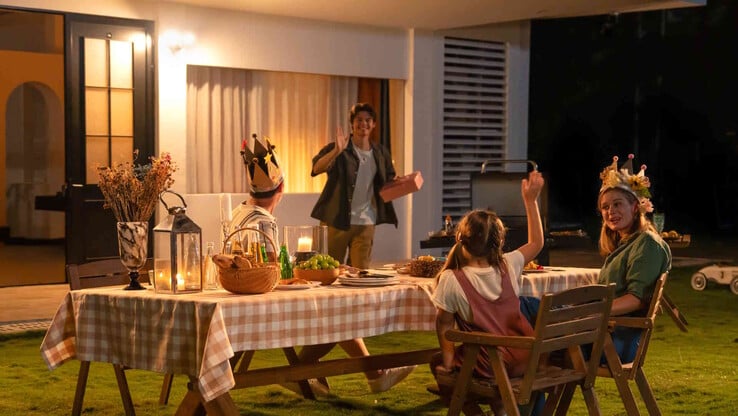 Ce n'est pas évident : L'éclairage peut être blanc chaud, ce qui est généralement plus agréable que le blanc froid. (Source d'image : Reolink)