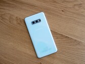 Le Samsung Galaxy S10e a fait l'objet d'un culte pour avoir été le dernier petit flagship de Samsung. (Source : Presse-citron)
