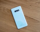 Le Samsung Galaxy S10e a fait l'objet d'un culte pour avoir été le dernier petit flagship de Samsung. (Source : Presse-citron)