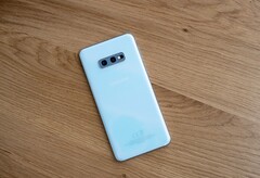 Le Samsung Galaxy S10e a fait l&#039;objet d&#039;un culte pour avoir été le dernier petit flagship de Samsung. (Source : Presse-citron)