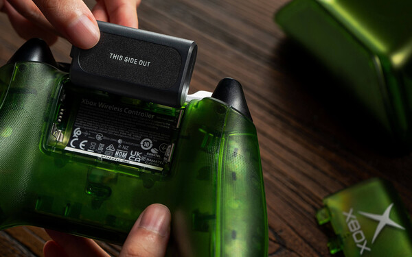 La station de recharge est fournie avec une batterie rechargeable sans fil pour la manette Xbox.