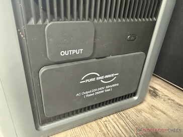 Sous deux capuchons de protection sur le côté droit...