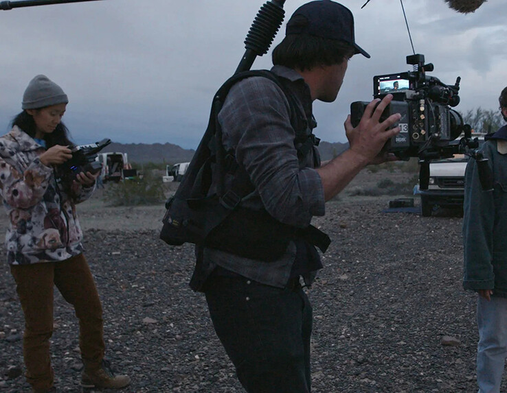 Chloé Zhao sur le plateau de Nomadland (Image source : IndieWire )