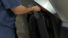 L'aile du Cybertruck s'enlève très facilement (image : Wrap Bullys/YT)