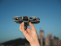 Le DJI Neo 2 (photo) est équipé d'un LiDAR avant pour la cartographie en profondeur et le positionnement vers le bas. (Source de l'image : DJI)