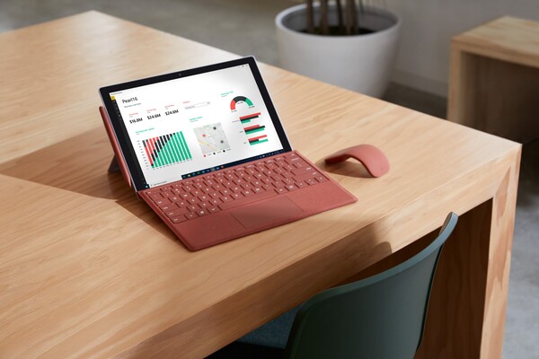 Le Surface Pro 7 Plus ressemble énormément au Surface Pro 7. (Source de l'image : Microsoft)