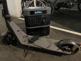 Pas de problème : recharge des scooters et des vélos électriques dans la cave et le garage.