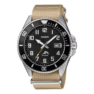 Montre de plongée Casio Duro MDV106C-9AV avec cadran noir, chiffres arabes bien marqués, lunette noire, boîtier en acier inoxydable, bracelet en tissu beige et trotteuse jaune assortie.