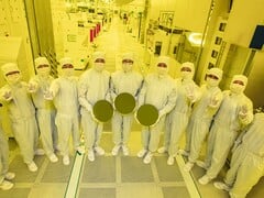 Plaques de semi-conducteurs 3 nm de Samsung montrées par des ouvriers de l'usine (Source de l'image : Samsung)