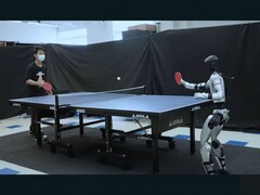 Un robot Unitree G1 équipé de HITTER jouant au tennis de table (Source de l'image : Hybrid Robotics via YouTube ; capture d'écran éditée)