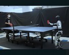Un robot Unitree G1 équipé de HITTER jouant au tennis de table (Source de l'image : Hybrid Robotics via YouTube ; capture d'écran éditée)