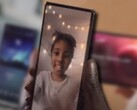 Le Xperia 1 IV (Mark 4) pourrait être équipé d'une caméra sous l'écran à l'avant pour permettre de réduire les bords. (Image source : Sony - édité)