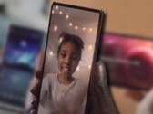 Le Xperia 1 IV (Mark 4) pourrait être équipé d'une caméra sous l'écran à l'avant pour permettre de réduire les bords. (Image source : Sony - édité)