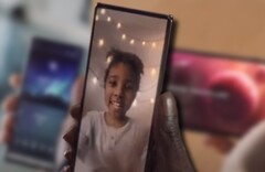 Le Xperia 1 IV (Mark 4) pourrait être équipé d&#039;une caméra sous l&#039;écran à l&#039;avant pour permettre de réduire les bords. (Image source : Sony - édité)