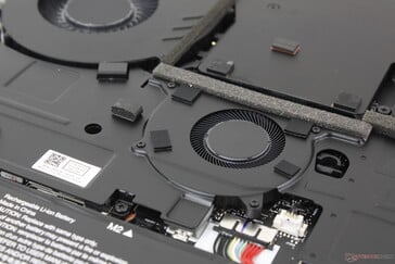 Le troisième ventilateur doit être retiré pour accéder aux emplacements SODIMM ou SSD
