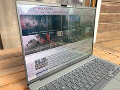 A l'extérieur (journée lumineuse, pas de lumière directe du soleil)