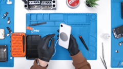 Le 16e avec une mise à jour magnétique. (Source de l'image : PhoneRepairGuru via YouTube)