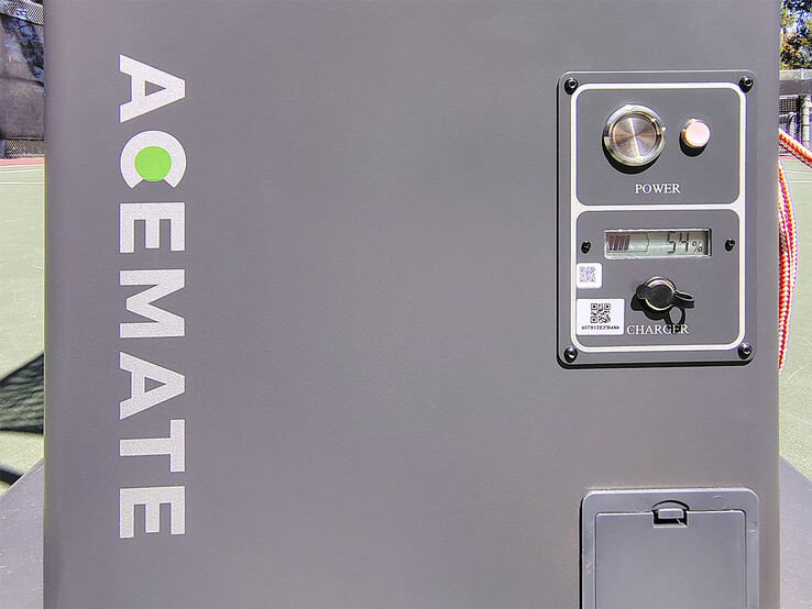 Bouton d’alimentation arrière, écran d’état et port de charge.