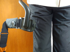 Les sangles se balancent sur les cuisses (Source de l'image : Notebookcheck)