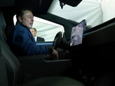 Elon Musk fait monter Bibi Netanyahu dans le Cybertruck (image : IsraeliPM/YT)