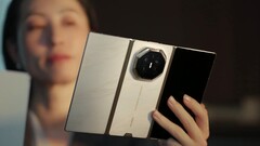 Outre la couleur principale, le violet, le Huawei Mate XT2 sera également disponible en or/blanc et en or/noir.
